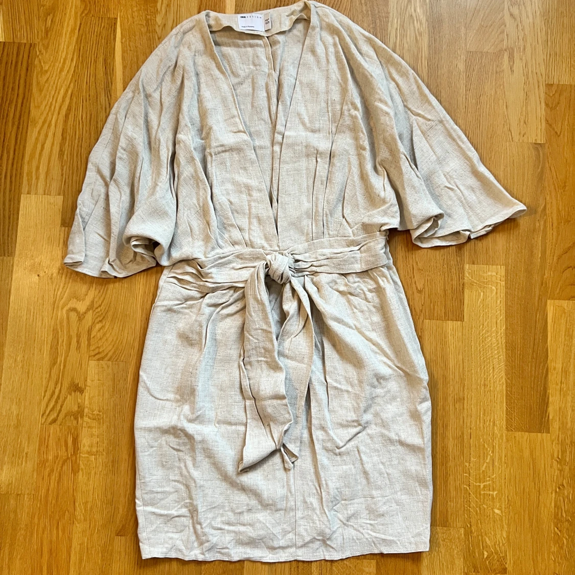 Linneklänning med knytband