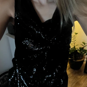 Svart glitter fest topp - Svart glittrig fest topp, bara använd en gång! Storlek 34/36
