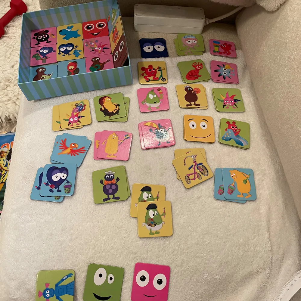 Säljer ett Babblarna Memo-spel med 72 kort (36 par). Spelet har färgglada kort med karaktärer från Babblarna-världen. Perfekt för att träna minnet och ha kul med familjen. Upptäck Babblarna på YouTube och njut av detta roliga spel! Tyvärr har jag bara 34 par .som ni ser på sista bild ,det är dem som saknas .men det går att spela ändå 😊. Muu.