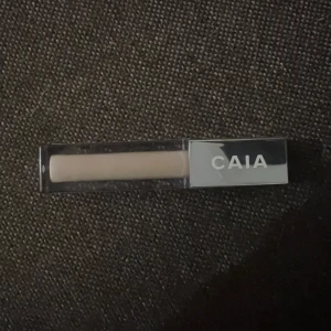 Ljus concealer från CAIA - Säljer en ljus concealer från CAIA jag har testat den 2 gånger typ men inte varit min färg. Har inte kvar förpackningen till den, nypris är 195kr jag säljer den för 100kr 