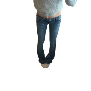 True religion ultra low waist flare - Snygga blå jeans från True Religion med låg midja och bootcut-stil. De har klassiska femfickor och märkets ikoniska broderi på bakfickorna. 