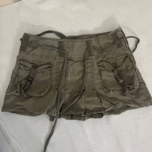 mini skirt - jättegullig kjol med fickor och ett snöre man kan knyta den tightare med. 