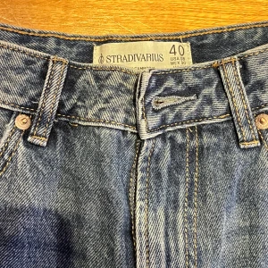 Blå jeans från Stradivarius - Raka Stradivarius jeans, köpta från asos & är i nyskick!