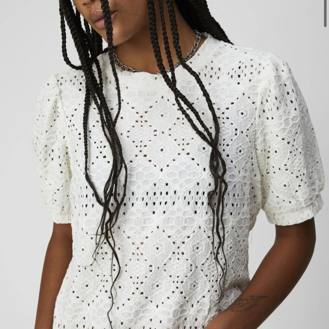 Vit blus med broderade detaljer - 2