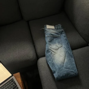 Blå jeansbyxor - Snygga blå jeansbyxor med en klassisk flare passform. De har en traditionell femficksdesign och en diskret tvätt för en avslappnad look. Perfekta för en casual stil. Använd 2 eller 3 gånger 