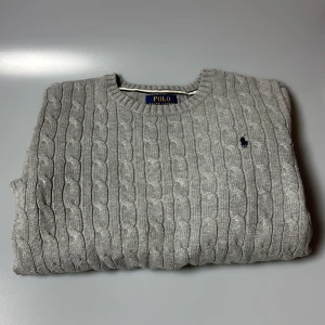 Kabelstickad tröja, ralph lauren - Säljer nu min kabelstickad tröja från ralph lauren i size xs, tröjan är i väldigt bra skick, tröjan är väldigt stilren och är perfekt för kyligare dagar