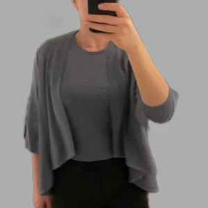 Kofta och Topp Set, gråblå I M - Säljer en stilren grå kofta och matchande tröja. Koftan har en öppen design och tröjan är långärmad med en rund hals. Perfekt för lager-på-lager-stil. Passar till både vardag och mer uppklädda tillfällen.