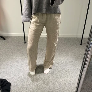 Linnebyxor  - Beige:a linnebyxor från GinaTricot⭐️ innerbenslängd är ca 76 cm