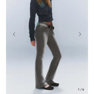 Grå bootcut jeans - Snygga grå lågmidjade bootcut jeans med låg midja från weekday. Jeansen är helt nya med prislapp kvar.