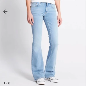 Ljusblå bootcut jeans - Säljer mina knappt använda jeans från lager157. Använda några gånger bara. Köpte för 400 och säljer för 100kr. Storlek är xxs-full length🫶🫶