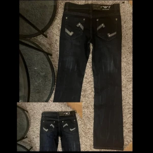 Lågmidjade jeans  - Snygga Lågmidjade  jeans, helt oanvända. Säljer på grund av att de är för små för mig😚. Midjemått rakt över ca 32 cm