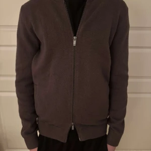 Brun full zip från Massimo dutti - Säljer en stilren brun full zip från Massimo Dutti. Tröjan är sällan använd och är i väldigt bra skicka, materialet är också väldigt skönt. Vid minsta lilla fundering är det bara att skriva. Pris kan diskuteras