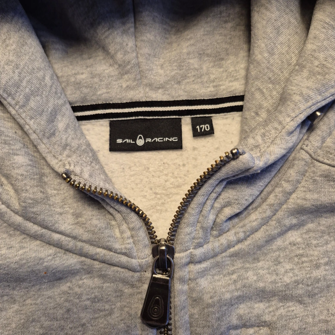 Grå hoodie från Sail Racing - 3
