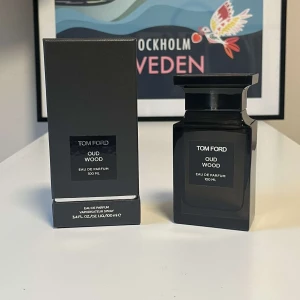 Tom Ford Oud Wood Eau de Parfum 100 ml - Till salu: Tom Ford Oud Wood Eau De Parfum, 100ml  Jag säljer en flaska Tom Ford Oud Wood Eau De Parfum, 100ml, som är öppnad men aldrig använd. Den kommer i originalförpackning och är i perfekt skick. Denna lyxiga doft är känd för sina rika och exotiska noter av oud, sandelträ och vanilj, vilket gör den till en tidlös klassiker.  Kontakta mig för mer information eller om du är intresserad!