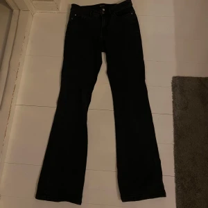 Svarta bootcut jeans från ONLY - Svarta bootcut jeans från ONLY i storlek S.