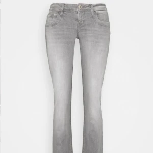 Grå bootcut jeans - Säljer dessa slutsålda ltb jeans då de är lite för stora på mig💞de är i storlek 27 i midjan och supersnygga 
