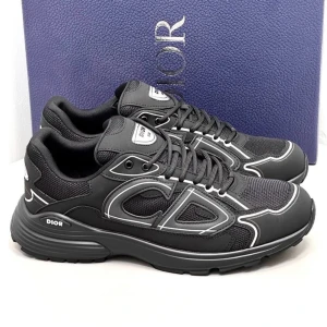 Dior b30 - Säljer mina Dior B30 nu då jag har använt dem i ungeför 3 månader köpte dem för 7999kr och dem är i nästa nyskick inga skor inget sånt kom PM för att diskutera pris och skickar mer bilder där!!! Kvitto finns!! Boxen är tyvärr slängd men påse och kvitto finns 