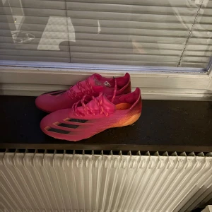 Rosa fotbollsskor från Adidas - Snygga rosa fotbollsskor från Adidas. Aldrig använt dessa skor pga dom är för små för mig! Skorna är i storlek 42!
