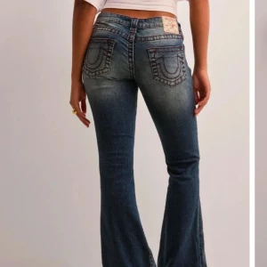 Blå jeans från True Religion - Snygga blå jeans från True Religion med bootcut och låg midja. Helt nya med lappen kvar och jag säljer då dom inte passade och jag inte hann skicka tillbaka/ jag glömde av. Dom har varit slutsålda på hemsidan länge och nypris ligger på 1399kr💕