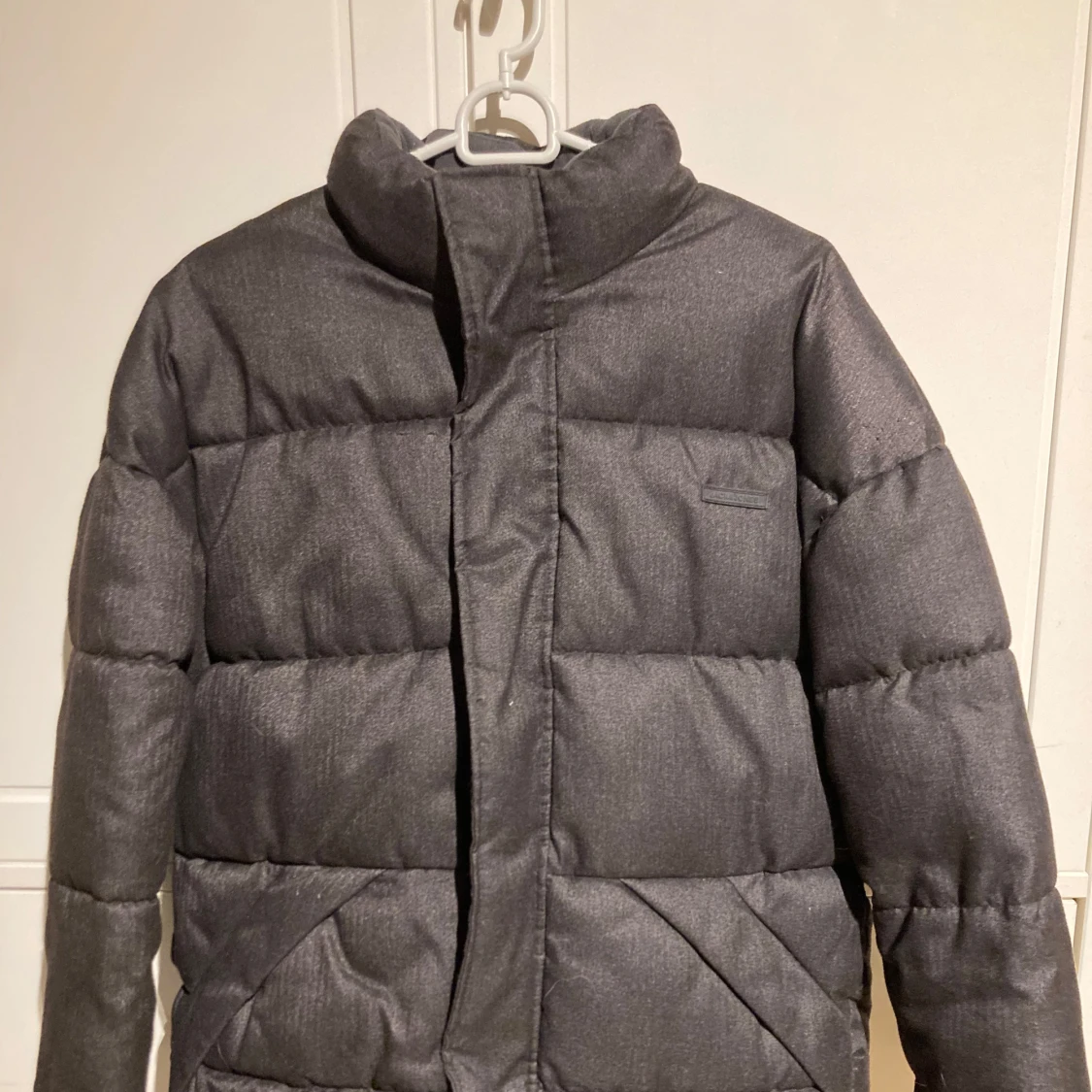 Grå pufferjacka (S)