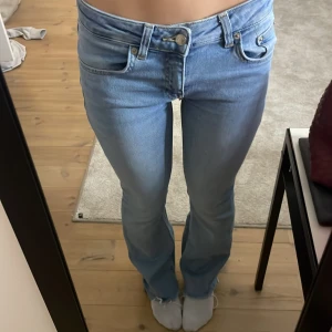 Blå jeans med bootcut - Snygga blå lågmidjade jeans💓 xs/s