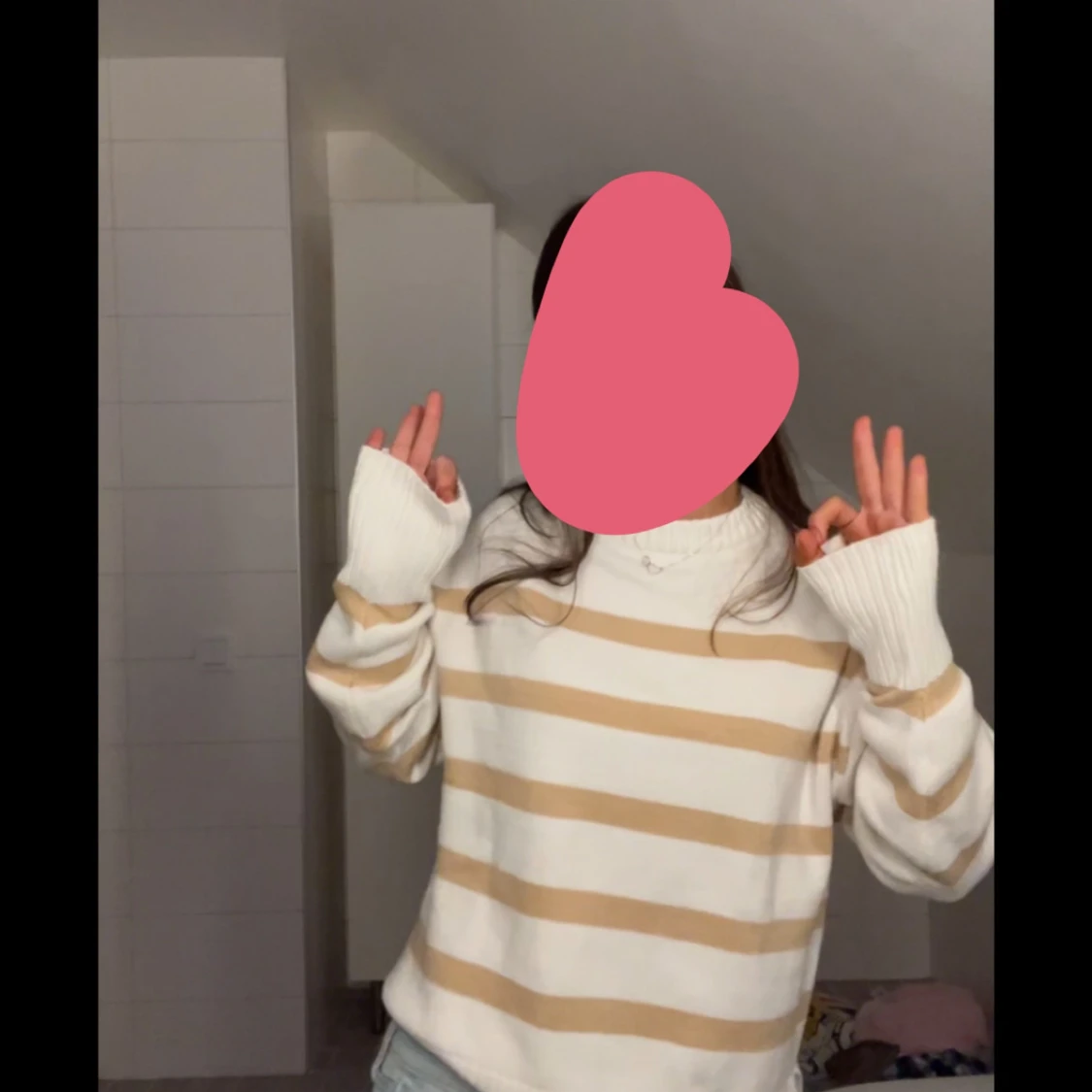 Randig tröja i beige och vit