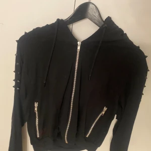 punk zip-up hoodie - baksidan har ett öppet utrymme, men nitarna ger den mer karaktär och ser as cool ut, tyvärr använder jag den aldrig så hoppas någon annan kan njuta! köpt på blue fox :))