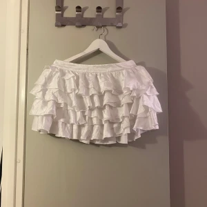 Vit volangkjol - Säljer denna volang kjol som inte används