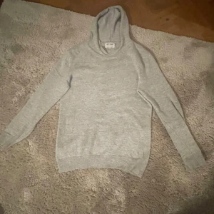 Grå kashmir hoodie från Soft Goat - Säljer en supermjuk och stilren grå hoodie från Soft Goat, tillverkad i 100% kashmir. Perfekt för en avslappnad och bekväm stil. Tröjan har långa ärmar och en klassisk huva. Tröjan är i storlek 146-152 men passar xs och passar mig som är 157🥰 tröjan har inga defekter(hål eller fläckar eller nopper) skriv till mig om ni har frågor!🥰