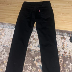 Svarta jeansbyxor från Levis - Snygga svarta jeansbyxor från Levis med klassisk design. De har en rak passform och fem fickor. Perfekta för en stilren look. Helt nya aldrig använt kan ej skicka tillbaka då jag drog av lappen från byxorna köpta för 1100 på zalando