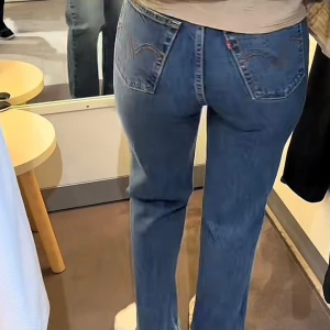 Levis jeans - Snygga blå jeans med rak passform och hög midja. Perfekta för en avslappnad stil. Klassisk design med fem fickor och knappgylf.