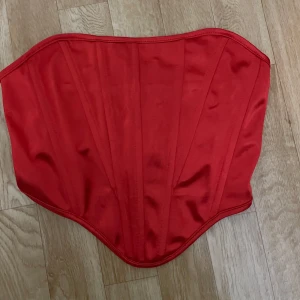 Bandeau topp - En röd bandeau topp i storlek S. Endast testad