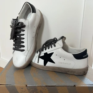 Golden Goose skor - Hej, säljer dessa snygga golden goose skor i vit färg. Skick 9/10 dom är nya och har används ett fåtal gånger. Box, dust bag och annat ingår.