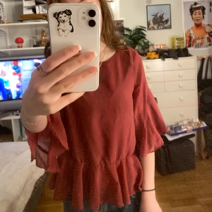 Mörk rosa blus från Vero Moda - Säljer en rosa blus från Vero Moda i storlek XS. Blusen har volangdetaljer och trekvartsärmar. Några defekter som små fläckar och några trådar, men inte något som man tänker på.