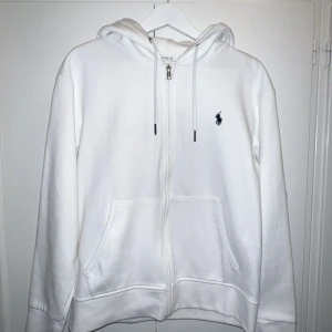 Vit Ralph Lauren kofta - Vit Ralph lauren kofta, knappt använd. Storlek S men passar också M.