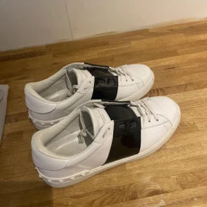 Valentino Garavani Open  - Säljer dessa pga rensar garderoben. Köpta sommaren 2024. Används två gånger. Ord pris: 5000kr. Pris kan diskuteras vid snabb affär