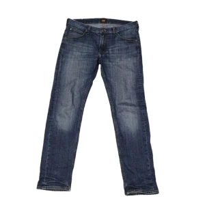 Lee jeans - Säljer ett par klassiska blå jeansbyxor med normal passform. Modellen heter Daren Zip Fly och storleken är W31 och L32. Ny pris cirka 1200kr, mitt pris 449kr. Pris kan distukteras.