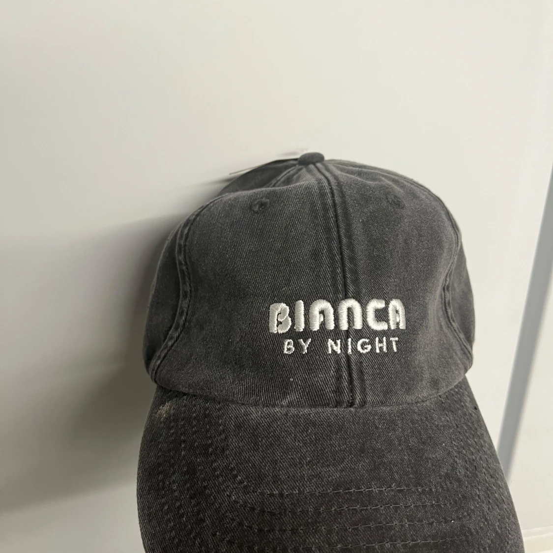 Bianca by nigth keps med ”prislapp” kvar