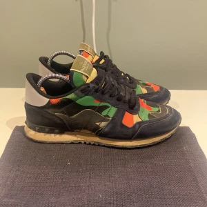 Valentino Rockrunner - Skick 7,5/10  Storlek 42 normala i storleken. 