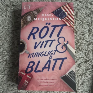 Bok, Rött, vitt & kungligt blått - Boken 'Rött, vitt & kungligt blått' av Casey McQuiston är en romantisk berättelse utgiven av Lavender Lit.