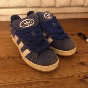 Blå Adidas sneakers - Adidas campus bra skick och kommer med extra snören. Ny pris 1300