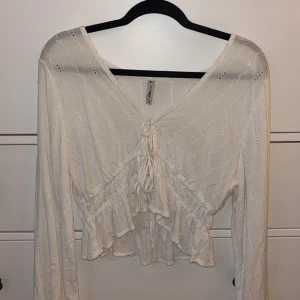 Vit blus med knyt och volang - Säljer då den inte kommer till användning, inga fläckar eller liknande