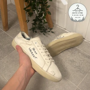 Saint Laurent  - Saint lourent skor i väldigt fint skick⚡️⚡️⚡️ finns en defekt, kan sten av sulan börjat lossna på båda skorna inget grovt men de finns så ska nämnas! Inget som inte går och laga🙌självklart äkta ✅ hör av dig vid funderingar🙏 mvh Arctic attire 👋