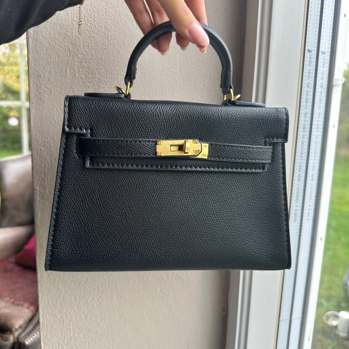 Svart handväska med gulddetaljer