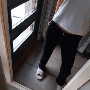 As snygga svarta jeans som är köpta här på Plick. Tyvärr passar dom inte och bilden  är lånad.