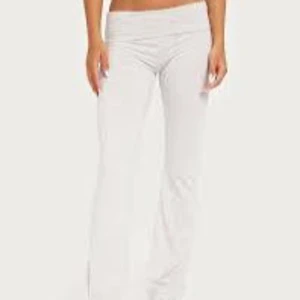 Grå yoga pants - Fina yoga pants från Nelly, har gått upp lite i sömmen (kolla bild) men de går lätt att sy ihop. Lite skavda längs ner vid benen💕