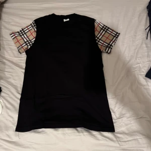 Svart bureberry t-shirt  - En skön bureberry T-shirt med storlek L fast passar mig bra som är storlek M