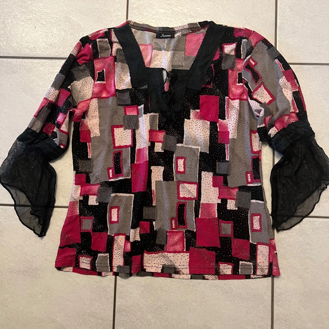 Mönstrad blus med transparenta ärmar