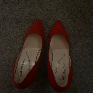 Röda pumps med spetsig tå - Snygga röda pumps med spetsig tå och hög klack. Perfekta till jul