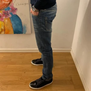 Blå jeansbyxor - Tja, säljer nu ett bar sköna Dondup jeans för bara 650 kr. Skicket är mycket bra inga fläckar eller något sånt. Ställ frågor om du har funderingar(: